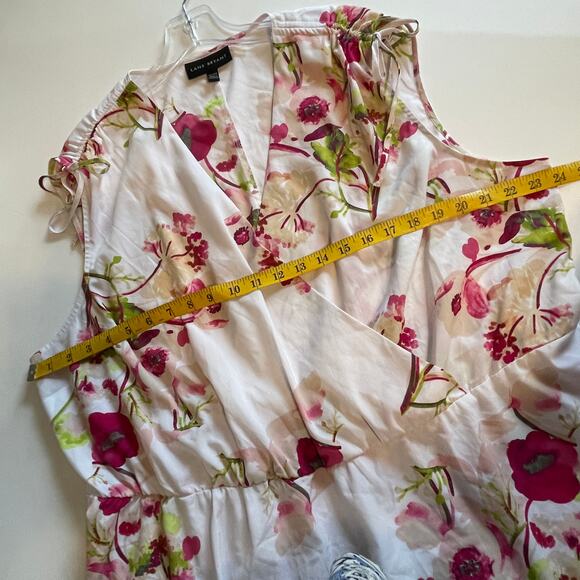 Lane Bryant Faux Wrap Tank Women's Size 22/24 White Floral Sleeveless Top 3X - Picture 7 of 8